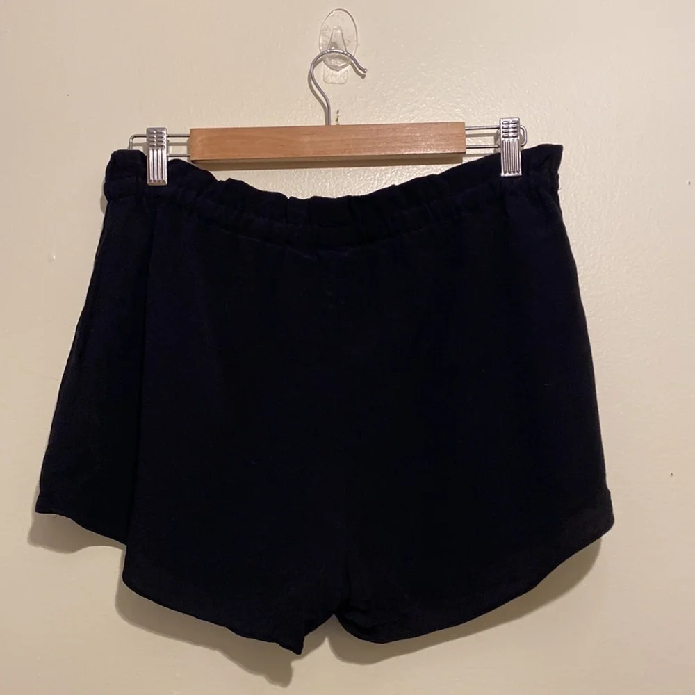 WILFRED ARITZIA BLACK DRAWSTRING SHORTS WITH POCKETS. Size M